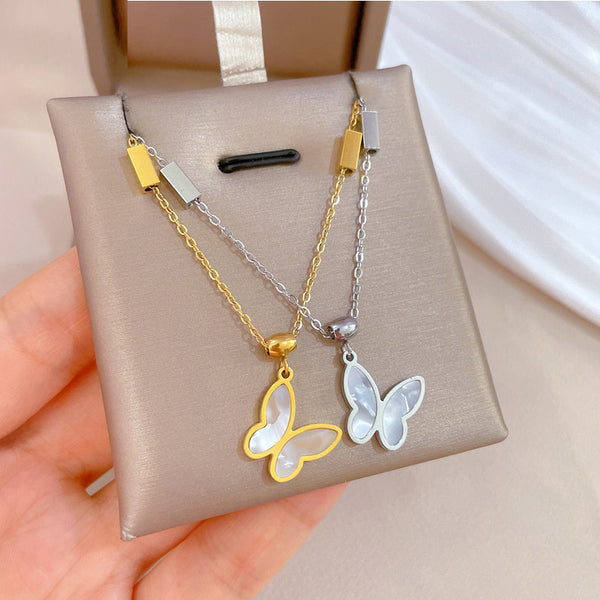 Collar de mariposa con conchas naturales bañado en oro para mujer