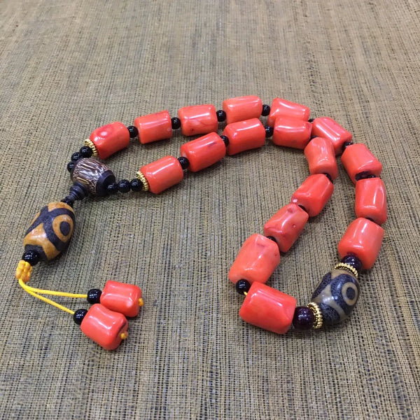 Pulsera de borlas con rosario de mano de 18 cuentas de coral rojo natural tibetano budista de tres ojos con cuentas Dzi de coral de aguas profundas