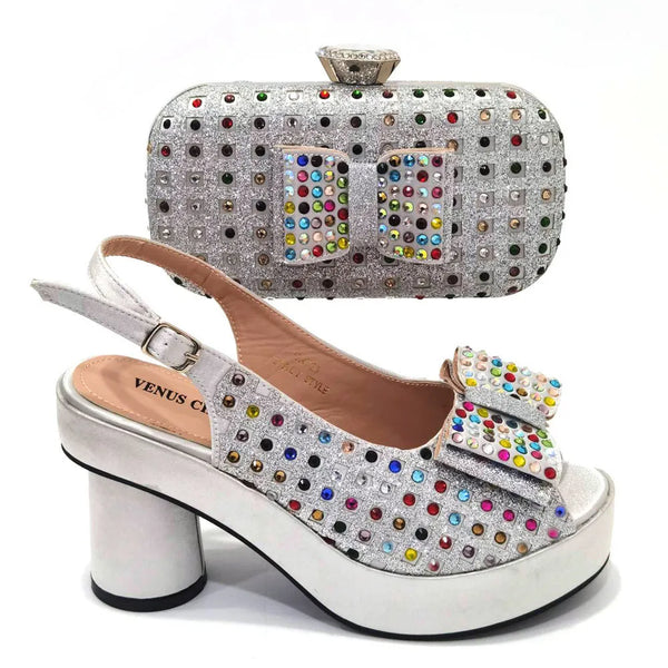 Conjunto de zapatos y bolso para damas maduras, elegantes y de estilo aerodinámico, cómodo y moderno.