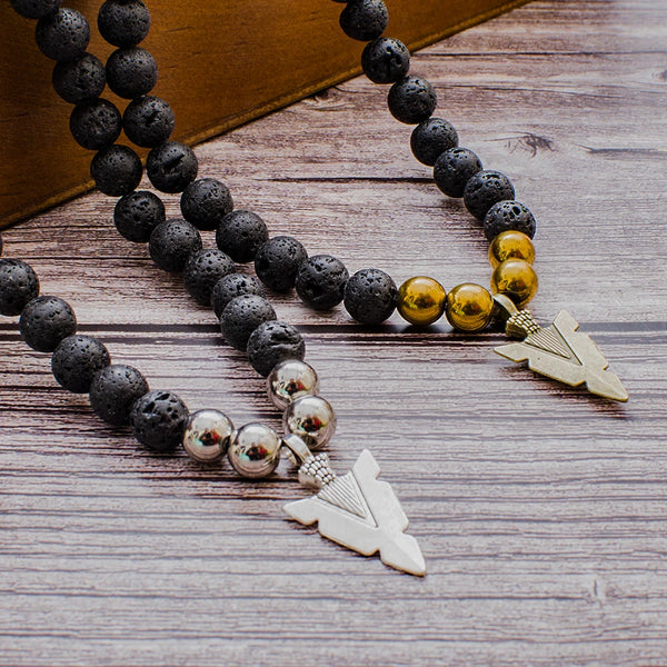 Cadena elástica con cuentas de piedra de lava negra de 8 mm para el cuello, colgante de flecha para hombre y mujer.