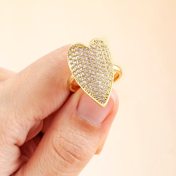 Anillo chapado en oro con circonita cúbica brillante en forma de corazón para mujer.