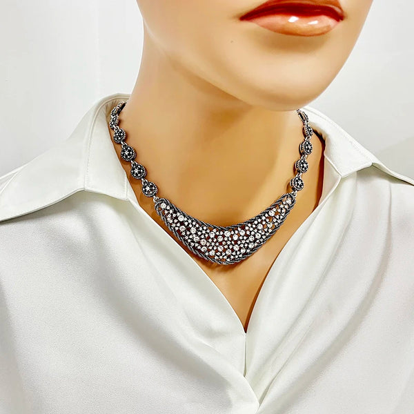 Collar vintage para mujer con flores antiguas y gotas de agua azules y circonitas cúbicas.