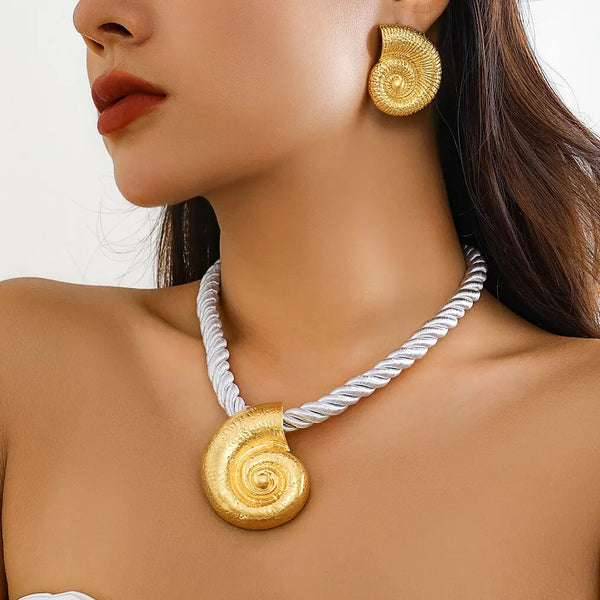 Juego de 2 gargantillas con colgante de caracol grande y pendientes de botón para mujer