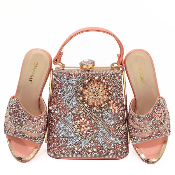 Conjunto de zapatos y bolso italianos a juego, de color melocotón, decorado con diamantes de imitación.