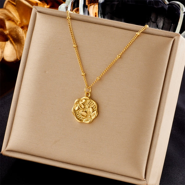 Collar con colgante de flores en relieve redondas de acero inoxidable 316L color dorado para mujer