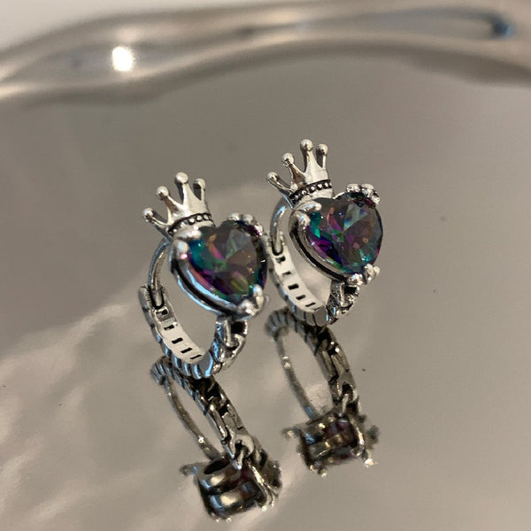 Pendientes de aro con forma de corazón de circonitas coloridas y corona vintage para mujer