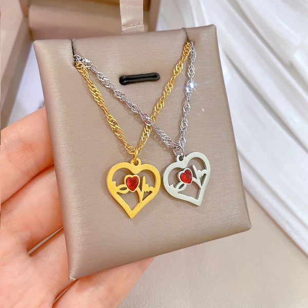 Collar con colgante de corazón hueco chapado en oro para mujer.