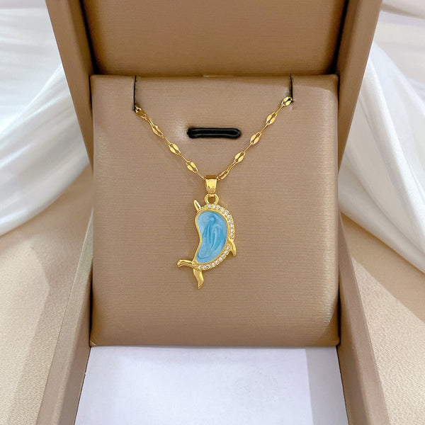 Collar con colgante de delfín azul océano bañado en oro para mujer
