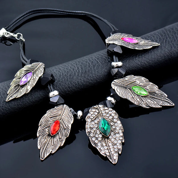 Collar vintage de cuero con colgante de circonita cúbica azul, verde y roja para mujer