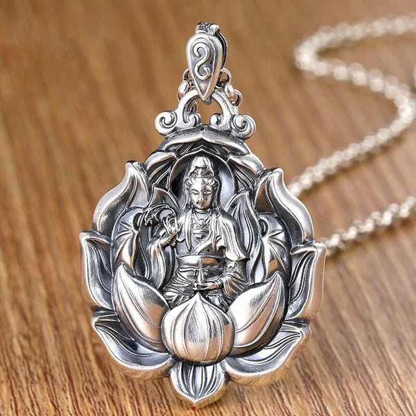 Collar con colgante de bodhisattva Guanyin de color plata con estatua de Buda Maitreya y loto.