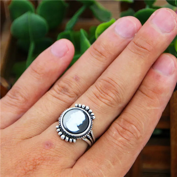 Anillos redondos con camafeo blanco y negro para mujer