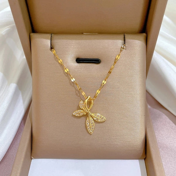 Collar con colgante de hoja de circonita bañado en oro para mujer