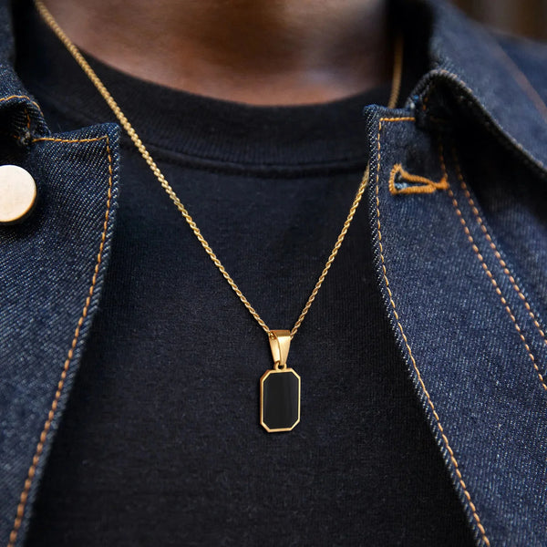 Elegantes collares geométricos cuadrados de color dorado para hombre