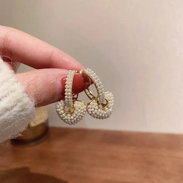 Pendientes clásicos y elegantes de perlas de imitación para mujer, con forma de corazón.