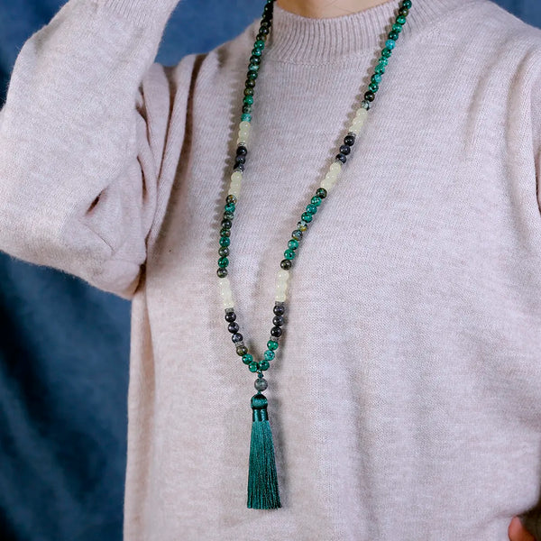 Collar Japamala de 8 mm con borla verde y turquesa africana, joyería para meditación y yoga.