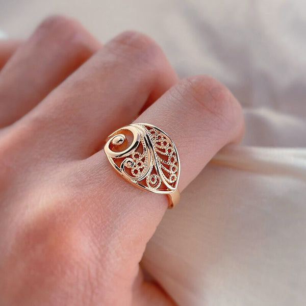 Conjunto de pendientes y anillos con flores huecas inusuales de oro rosa brillante 585 para mujer