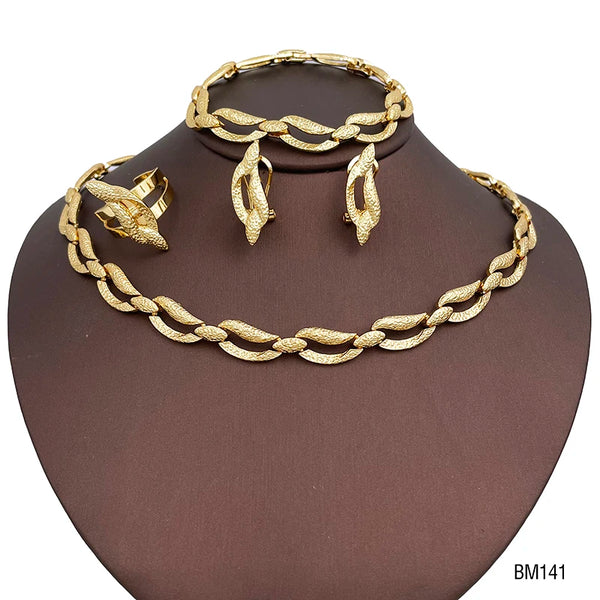 Conjunto de joyas chapadas en oro de Dubái: pendientes de dos tonos con forma de hoja, collar, brazalete y anillo.