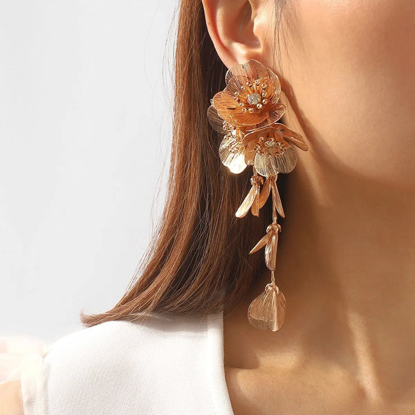 Pendientes colgantes vintage con flores grandes de color dorado para mujer, pendientes largos clásicos de metal y cristal.