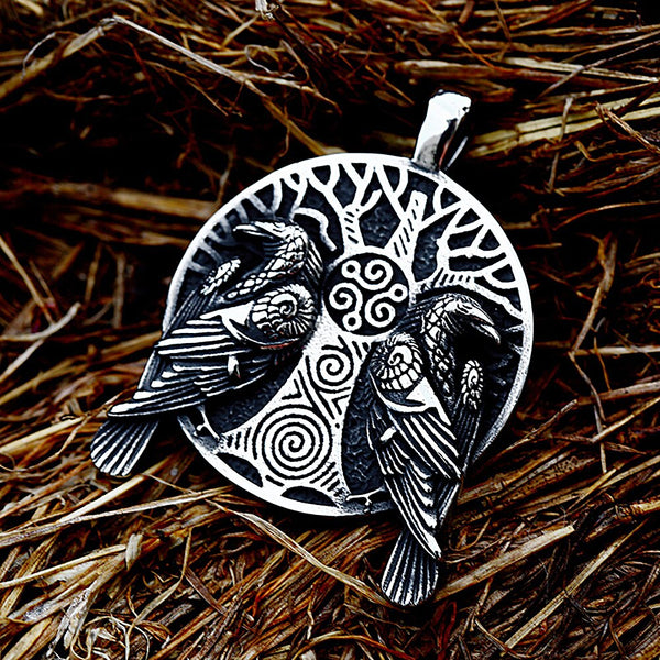 Talismán vikingo de Odín: colgante de los cuervos dobles Huginn y Muninn en el collar del Árbol de la Vida
