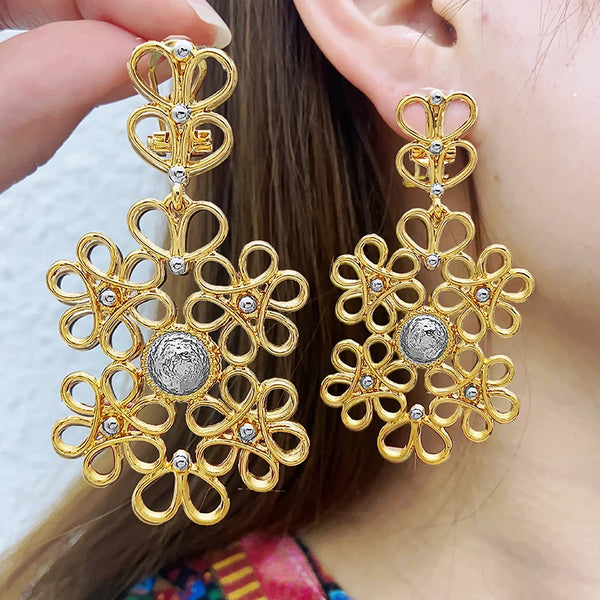 Pendientes únicos de gran tamaño para mujer con forma de nieve y huecos.