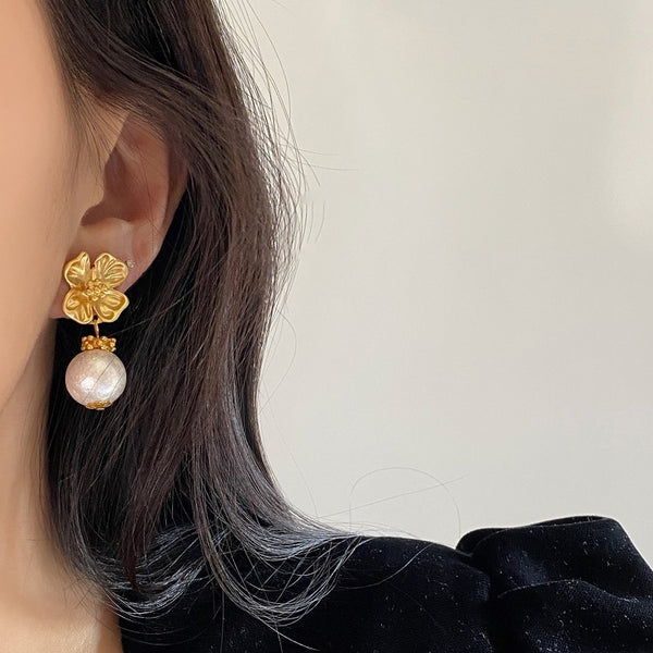Pendientes vintage de metal con forma de flor de perla simulada para mujer, elegantes pendientes retro de color dorado.