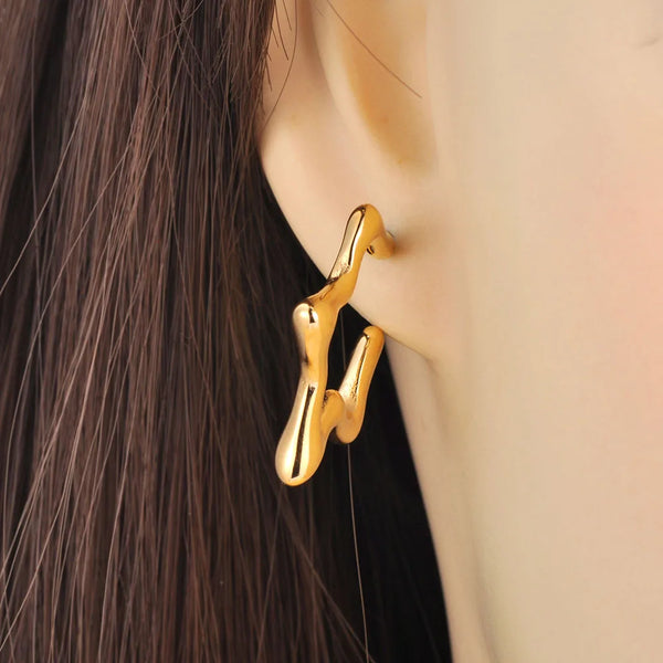 Pendientes de acero inoxidable chapados en oro con forma de estrella, hechos a mano y fundidos en metal para mujer.