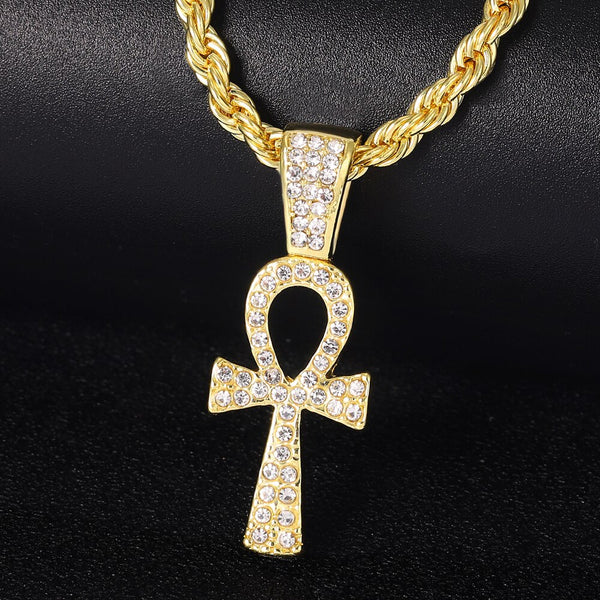 Collar con cruz femenina con incrustaciones de circonitas cúbicas blancas y rosas, moderno y versátil.