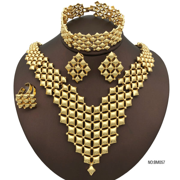 Collares, pendientes, anillos y pulseras de diseño de lujo chapados en oro.