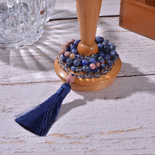 Collar Mala 108 con cuentas de rodolita y sodalita de 8 mm anudadas, ideal para meditación, yoga y oración.