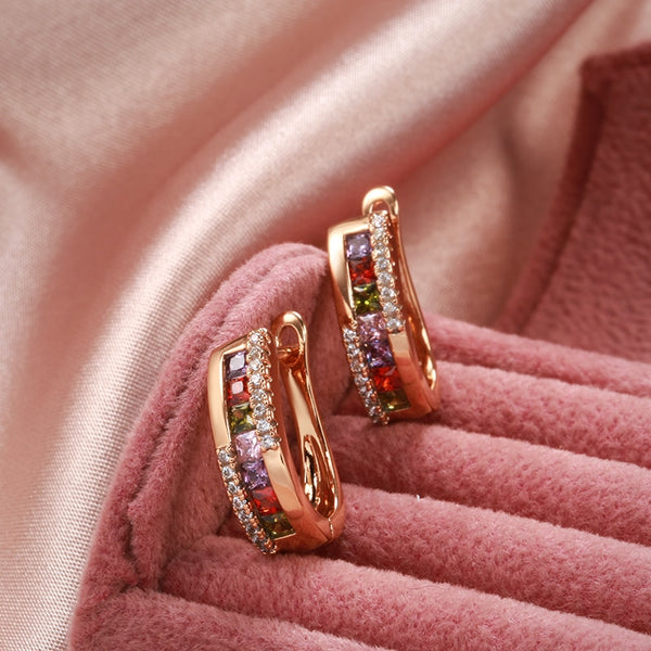 Pendientes con cierre inglés y circonitas brillantes de colores cuadrados en oro rosa 585
