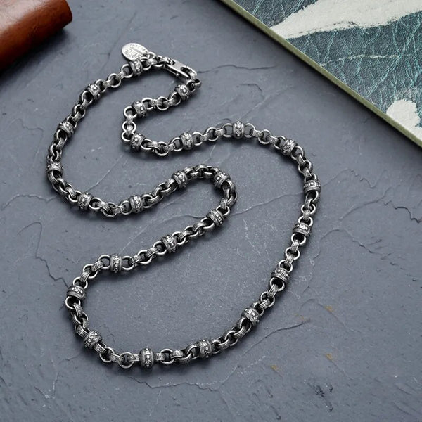 Collar de mantra de seis caracteres en color plata para hombre