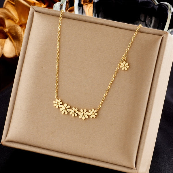 Collar con colgante de flores pequeñas de acero inoxidable 316L color dorado para mujer