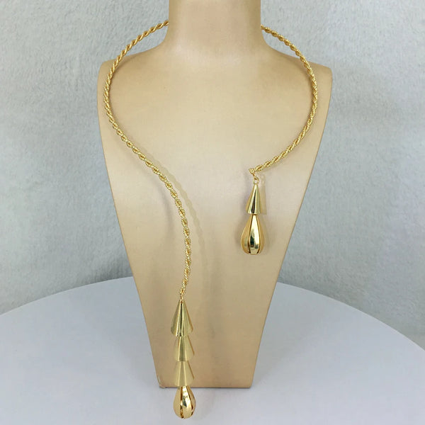 Gargantilla y pendientes de joyería sencilla para mujer