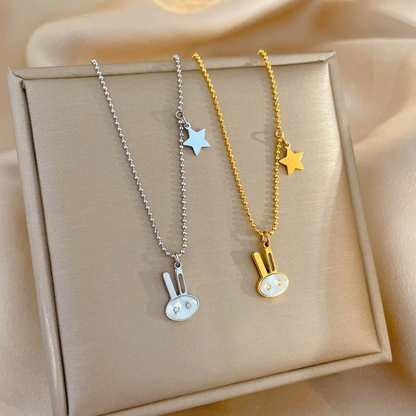 Collar con colgante de conejito clásico de concha natural chapado en oro para mujer