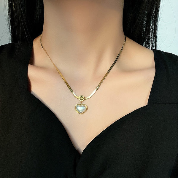 Collares y pendientes con cadena, gargantillas y dijes de perlas con forma de corazón y talla de moda.