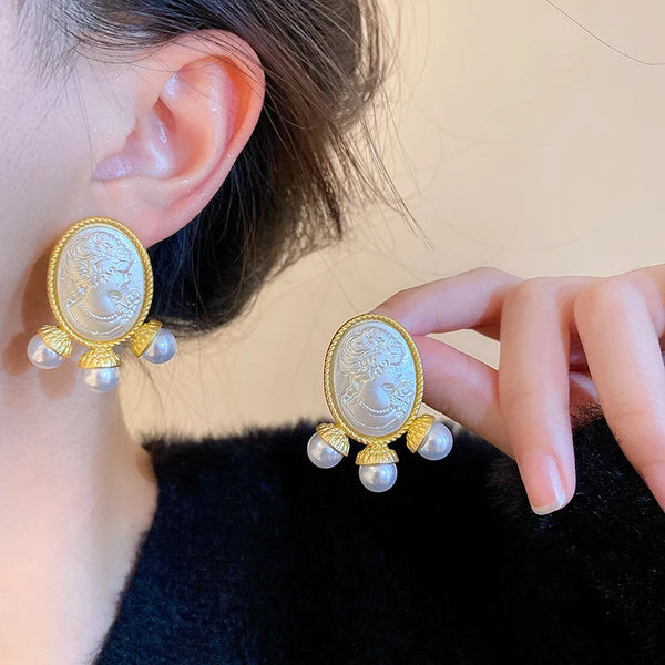 Pendientes vintage de perlas de imitación para mujer, color dorado, con cabeza de retrato.