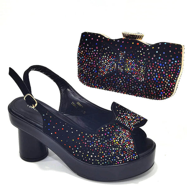 Zapatos y bolsos africanos a juego en color arcoíris negro para mujer.