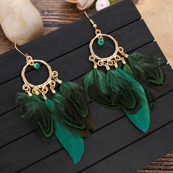 Pendientes bohemios de moda para mujer, sencillos, redondos, con borlas y plumas de cuentas verdes.
