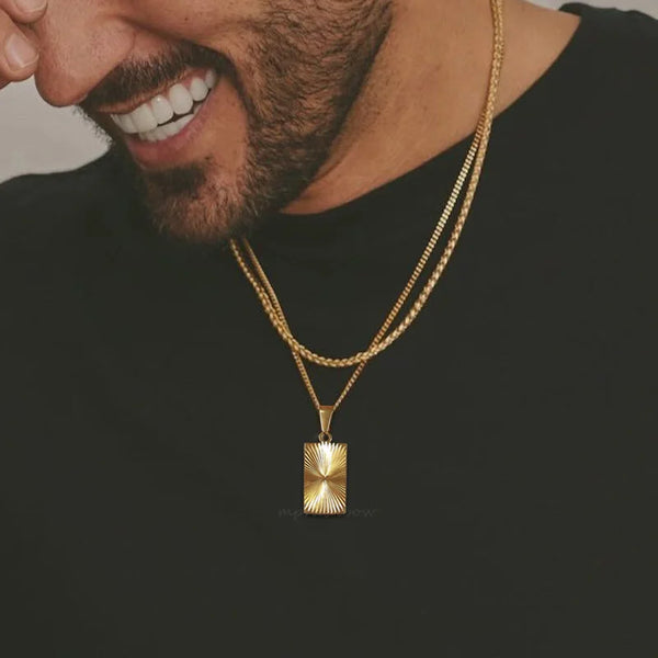 Collar para hombre chapado en oro con colgante rectangular con radiación en relieve.