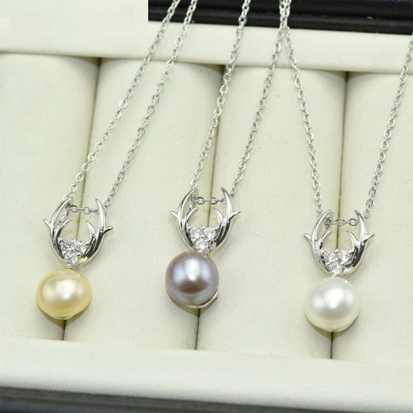 Collar de perlas de agua dulce naturales con colgantes en forma de ciervo.