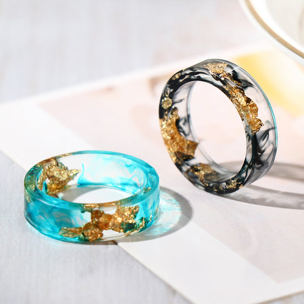 Anillo de epoxi con flores secas y lámina de oro hecho a mano
