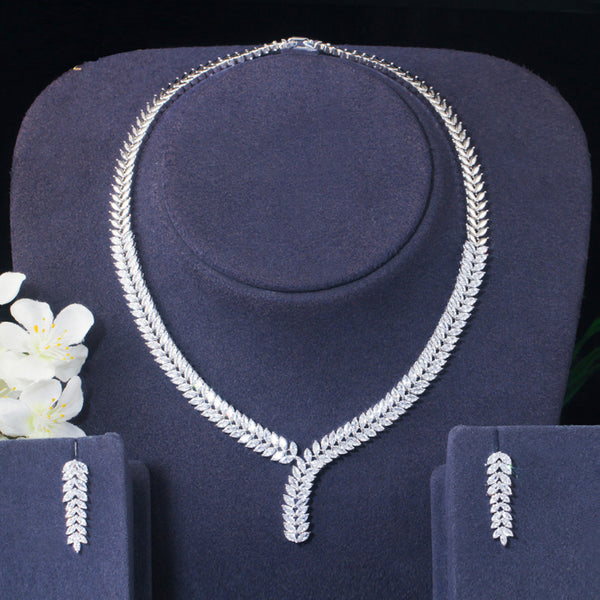 Elegante conjunto de collar y pendientes para novia, de boda, con cristales de circonita cúbica brillantes y hojas de color plateado.