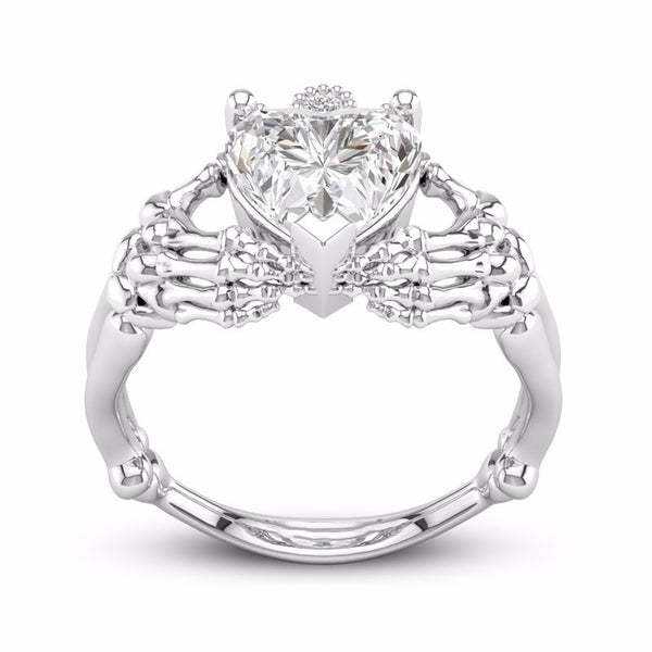 Anillo de circonita con forma de mano de calavera gótica y corazón de melocotón