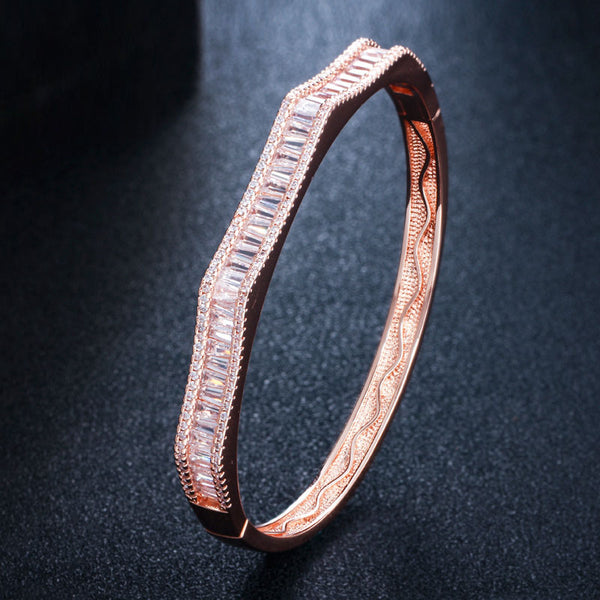 Brazalete grande geométrico irregular de circonita cúbica color oro rosa