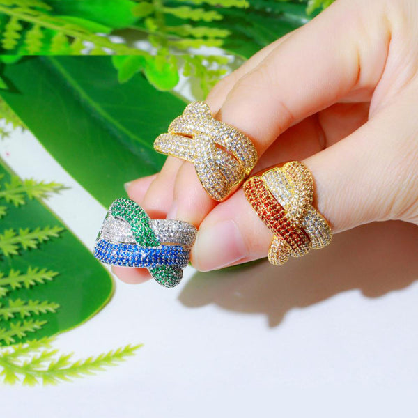 Anillos de dedo ajustables con cruz de compromiso elegante en color dorado con cristales de circonita cúbica azul y verde