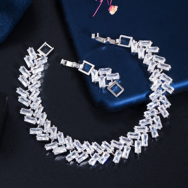 Brazaletes de boda grandes y modernos con circonitas cúbicas blancas brillantes y geometría