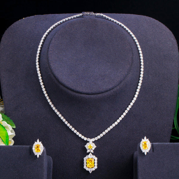 Conjunto de joyería nupcial con colgante, collar y pendientes de cristal CZ cuadrado amarillo brillante.