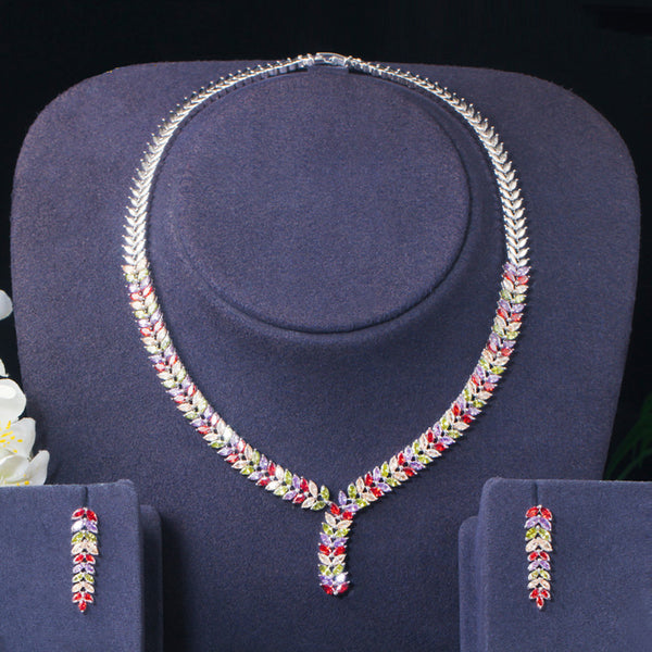 Conjunto de collar y pendientes largos con circonitas cúbicas coloridas y hojas de Salix clásicas
