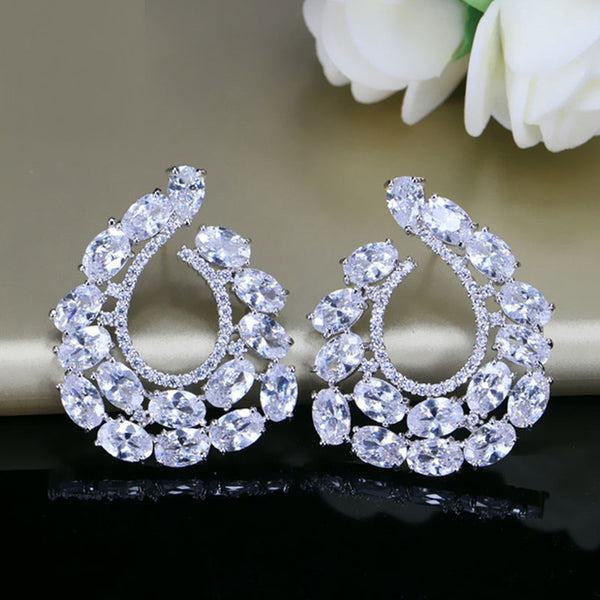 Pendientes grandes de circonita cúbica ovalada con diseño simétrico de moda de color plata (derecha e izquierda)