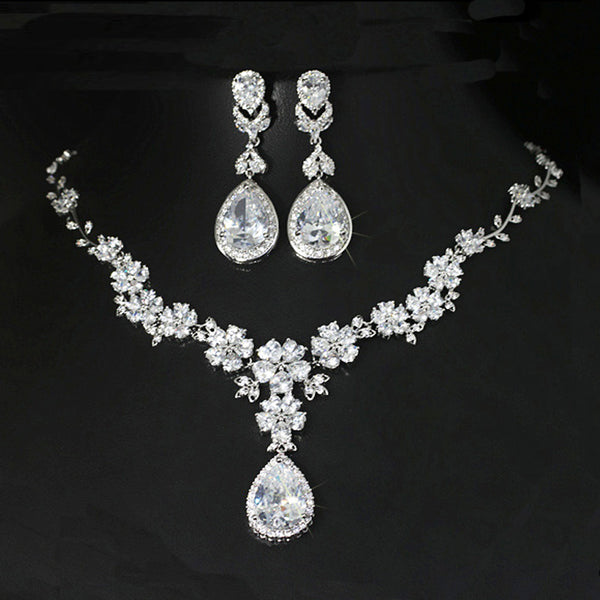 Conjunto de collar y pendientes largos con colgante de flor grande y circonitas brillantes